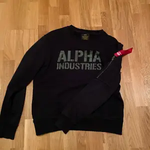 Säljer min tröja från Alpha Industries, Inga fläckar och tröjan är i bra skick! Ordinarie pris 900kr. Köparen står för frakt