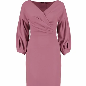 Klänning  - Säljer den här klänningen från BooHoo i både svart och rosa färg! Det är relativt tjockt material på klänningen men ändå inte för varmt. Älskar att man kan få fram midjan väldigt bra med denna klänning. Den är ganska lång, och strechigt material. Säljs för den inte kommer till användning. orginal priset är 270kr