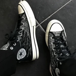 Converse skor - Skit snygga converse i bra skick! Vet ej om jag ska sälja, så säljer bara för bra pris! Lånad bild. Köpte för 1000 kr och är i bra skick! Skriv för egna bilder💗 Högsta bud: 750