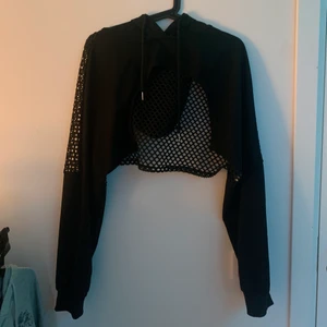 cropped svart nät hoodie - nästan helt ny :) passar suuuper snyggt!