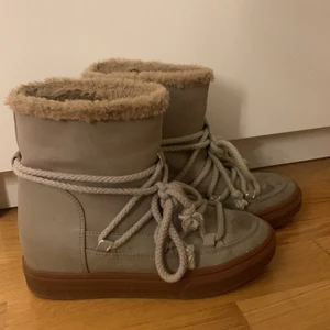 SVEA skor/ inuikii skor - Super fina vinter skor ifrån SVEA, identiska med dem populära inuikii skorna. Storlek 38 och har precis som inuikii en hög sula, går att ta ut om man ej gillar det finns några slitningar fram men man lägger ej märket till dem. Köparen står för frakten som är spårbar, skriv för frågor och funderingar priset börjar på 300+frakt annars möts jag i Stockholm och beroende på hur många som är intresserade får vi se om det blir budgivning❤️kram!