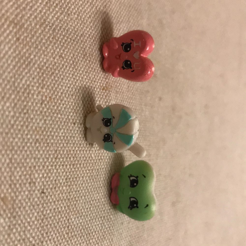 Tre bilar, du kan sätta i en liten shopkin i varje bil, varje bil och tillhörande shopkin är 10kr st, allt tillsammans är 25kr. Övrigt.