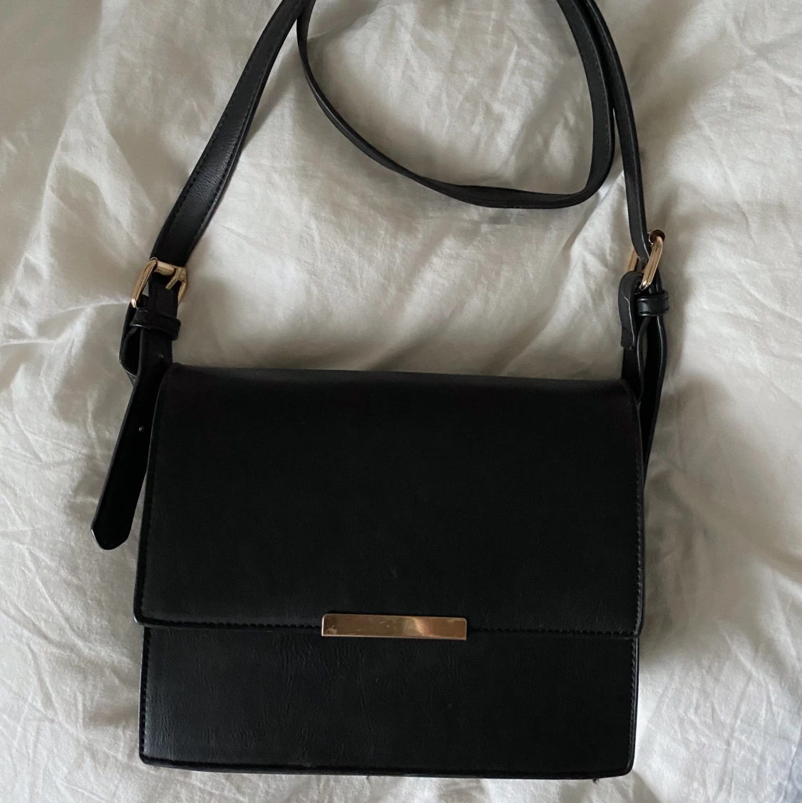 Svart väska med gulddetaljer - 90