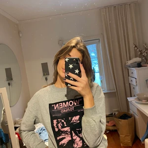 Grå tröja Nakd  - Jag på bilden är normalt en S. Tröjan är llte större i storlek. Kan både mötas upp och skicka! 