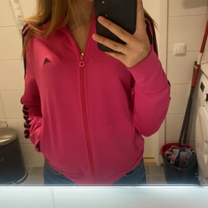Adidas rosa - Kommer aldrig till användning, kanske haft den i garderoben i runt två månader.
