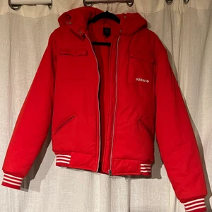 Adidas jacka  - En otroligt fin och varm vinterjacka från Adidas. Helt oskadd och använd några fåtal gånger. Det står att de är storlek 42 i den men skulle mer säga att den är som en 38. Fodrad inuti. Vid  frågor kontakta privat angående jackan, pris etc. (Priset är exklusive frakt).☺️💗