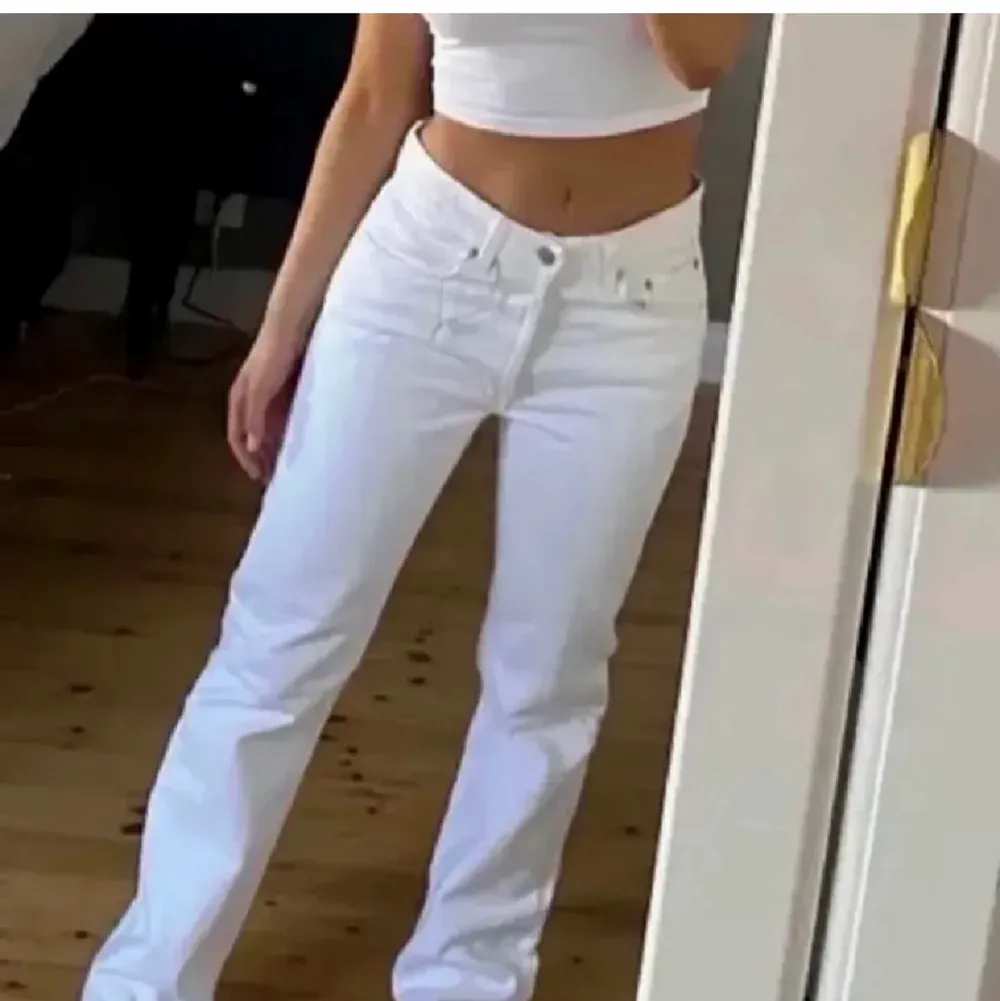 Säljer dessa assnygga vita jeans! Köpta på plick men passade tyvärr inte mig så säljer vidare, bilderna är lånade. Kan frakta eller mötas upp i stockholm. Tveka inte att skriva vid frågor💕. Jeans & Byxor.
