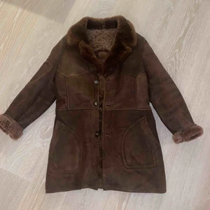  - Snygg vinterkappa med ull. Köpt på beyond retro för 800 kr men aldrig kommit till användning.  Märket står tyvärr inte på jackan:( 