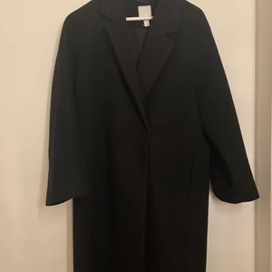 Lång kappa strl XS - kappan är som ny! Kan stängas med två knappar som ej syns☺️