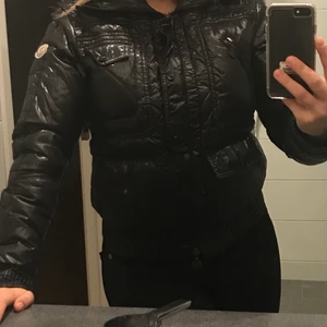 Moncler jacka - Säljer min moncler jacka som har hängt alldeles för länge i gaderoben utan att jag använt den. Jättebra skick, passar perfekt i storleken 