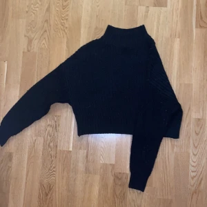 Stickad tröja - Stickad tröja i mycket gott skick. Använd fåtal gånger. Tröjan är lätt cropad (på första bilden har jag stoppat in den, så den är lite längre). Tveka inte att höra av dig vid frågor! Pris kan diskuteras. Köparen står för frakt🥰 