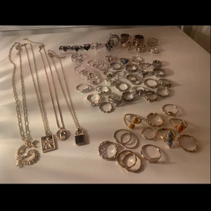 Smycken - ❤️‍🔥 SÄLJER MASSA GAMLA SMYCKEN !!! ❤️‍🔥 varje halsband kostar 30kr och varje ring kostar 10kr (förutom några av de större ringarna på den bakre raden som kostar 20kr) :) KÖPAREN STÅR FÖR FRAKT !<3
