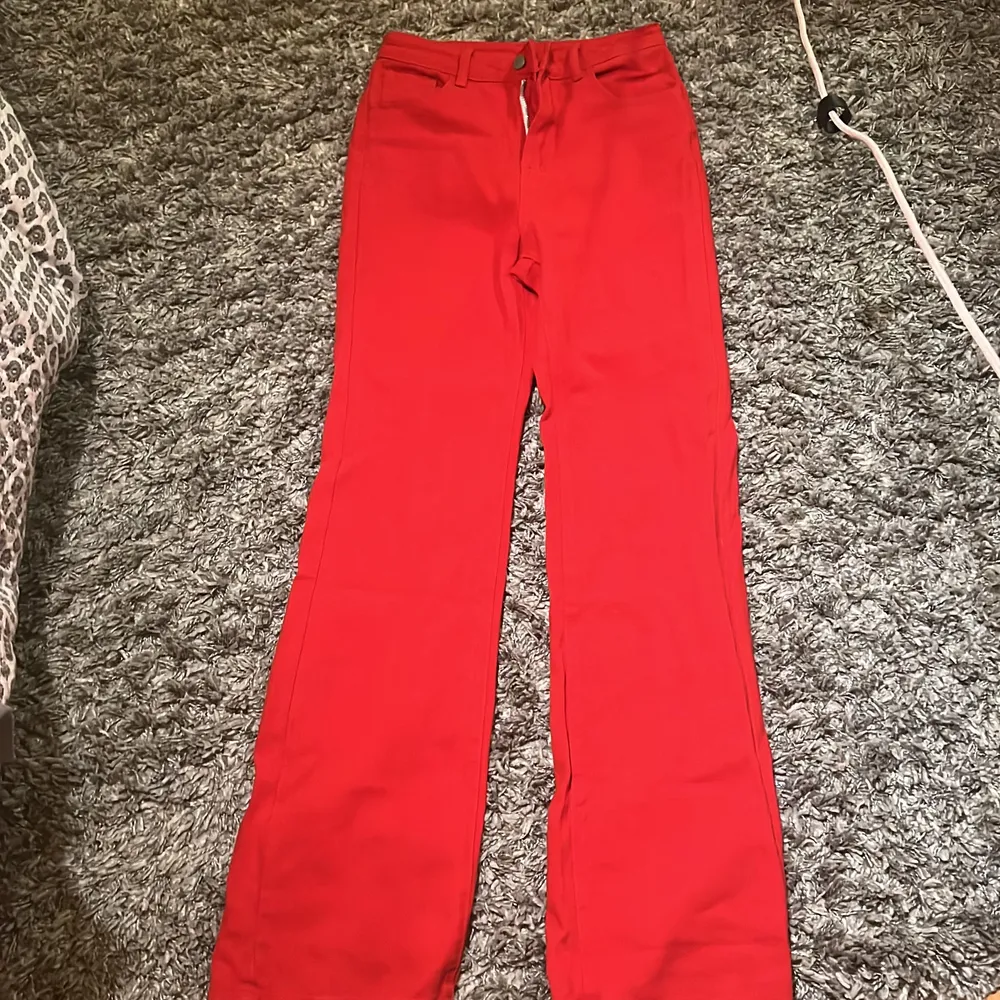 Säljer dem här fin röda jeans som tyvärr inte passar mig😭Andvänding 1 gång då jag skulle prova dem! Köparen står för frakten!!🥰 Buda gärna !. Jeans & Byxor.