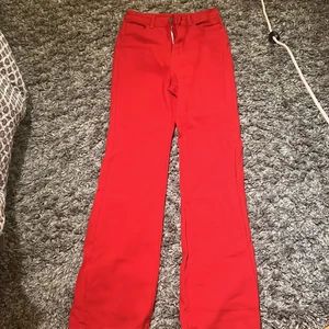 Röda jeans - Säljer dem här fin röda jeans som tyvärr inte passar mig😭Andvänding 1 gång då jag skulle prova dem! Köparen står för frakten!!🥰 Buda gärna !