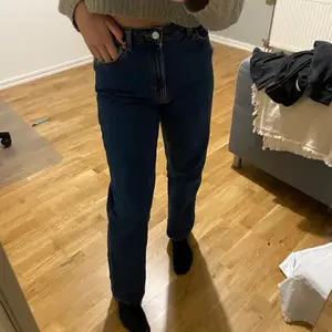Assnygga jeans ifrån monki, passar perfekt, är ca 170 och passar mig bra i längden. Använt sparsamt!! Helt i nyskick, finns inga ”skador”. Storlek 27, köpt för 400kr och jag säljer för 150kr 