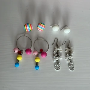 Örhängen - Örhängen som inte kommer till användning💞10kr för de små och 20kr för dem stora🥰alla för 40kr. Frakt 12kr