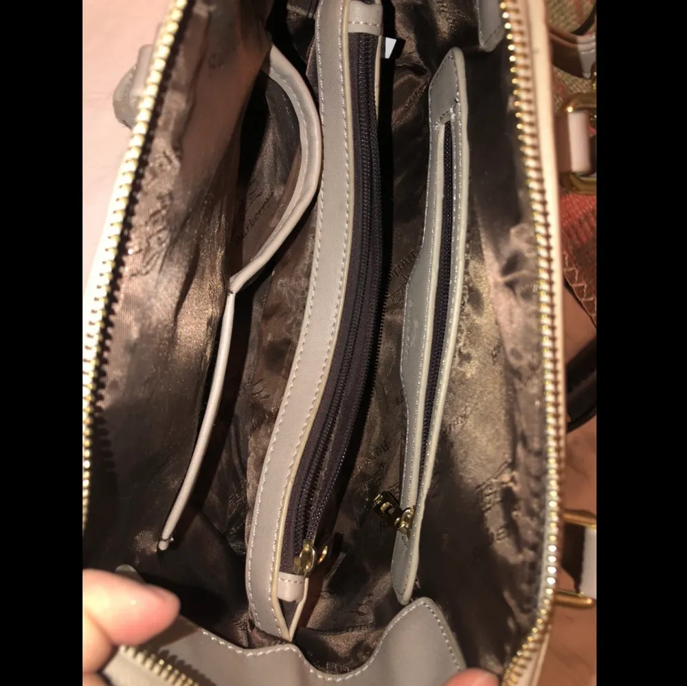 Burberry väska nästan nyskick. Ända defekten är ett svart märke (se bild 2) inte helt säker på att den är äkta då jag fick den i present. Men kvalitén och material osv tyder starkt på att den är äkta eller AAA-kopia. . Väskor.