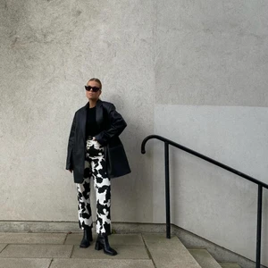 Komönstrade jeans  - Jeans i komönster i storlek 38. Använda 1 gång, som nya. 