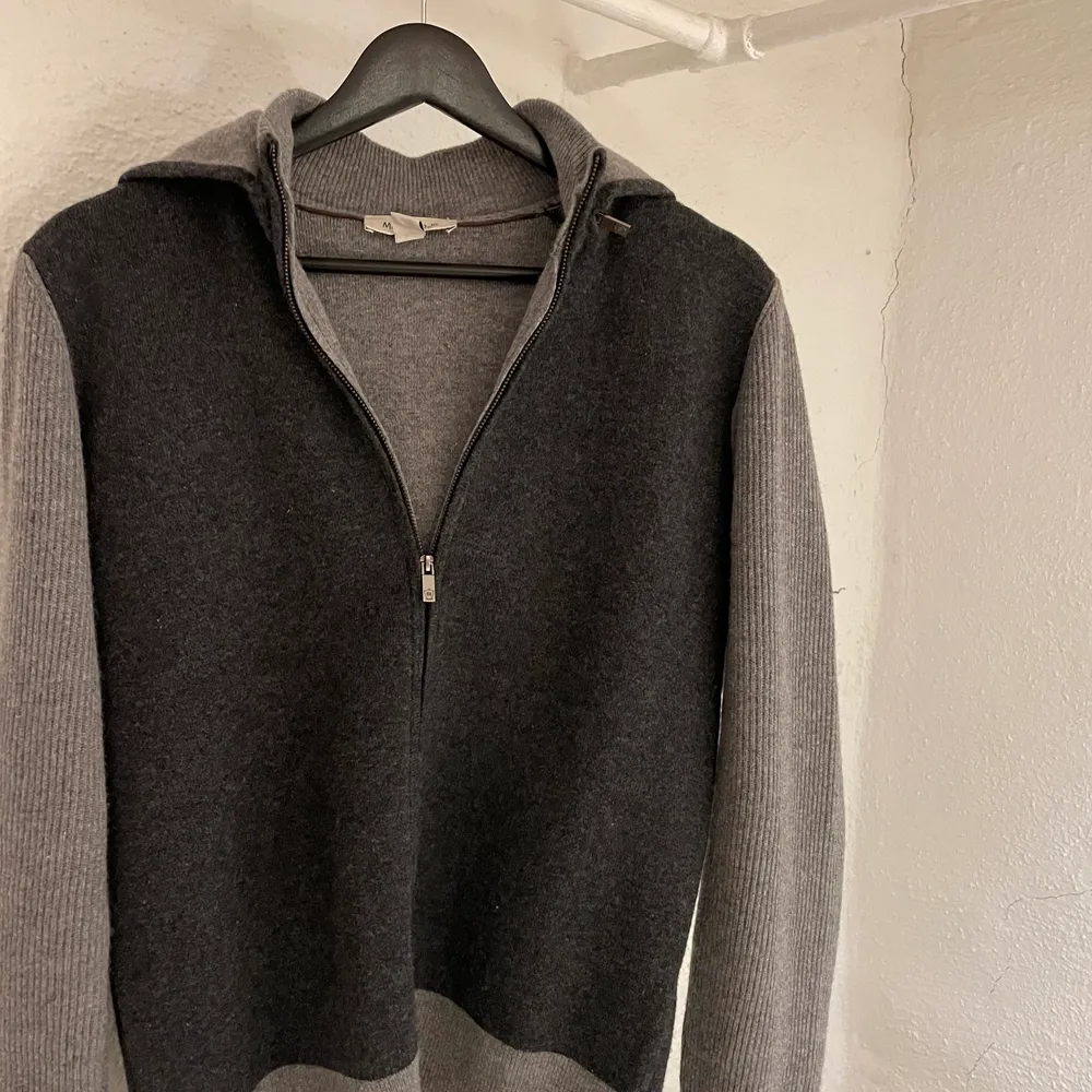 Zip hoodie från Massimo dutti, passar 165-170ish. . Stickat.