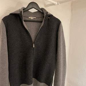 Zip hoodie från Massimo dutti, passar 165-170ish. 