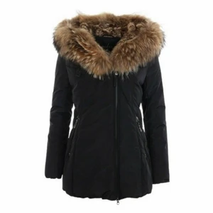 Hollies ”New york” - Säljer min hollies jacka i modellen ”New York” då jag köpt en ny. Den är i fint skick och har en jätte fin stor äkta päls. Storlek 40 men passar en 38 också. Köptes för 4000 kr. Priset går att diskutera beroende på affär.