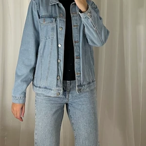Oversized jeansjacka - Jeansjacka från Cubus, oversized. Använd 1 sommar, inga skador eller revor