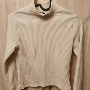 Ribbad topp - Ribbad croppad topp från gina tricot strl S. Köparen står för frakt ☺️