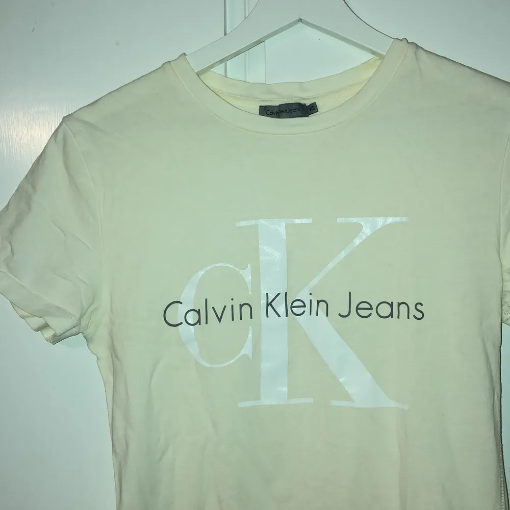 Oanvänd Calvin Klein T-shirt i ljusbeige. Storlek XS och har normal passform. 150 + frakt. 💫. T-shirts.