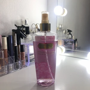 Parfym  - Knappt använd. Köpte den för 250kr men säljer för 50kr. Lukt: Strawberries & champagne. Frakt betalas av köparen.