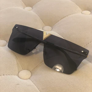 Solglasögon  - Köpta från shein. Aldrig använt dom. Frakt betalas av köparen.