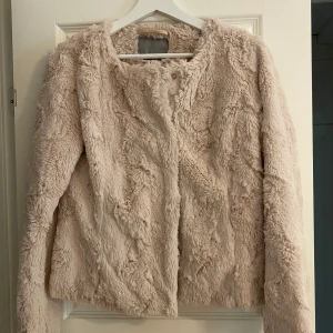 Pälsjackor - Jättefina pälsjackor från Vero Moda i nyskick. 