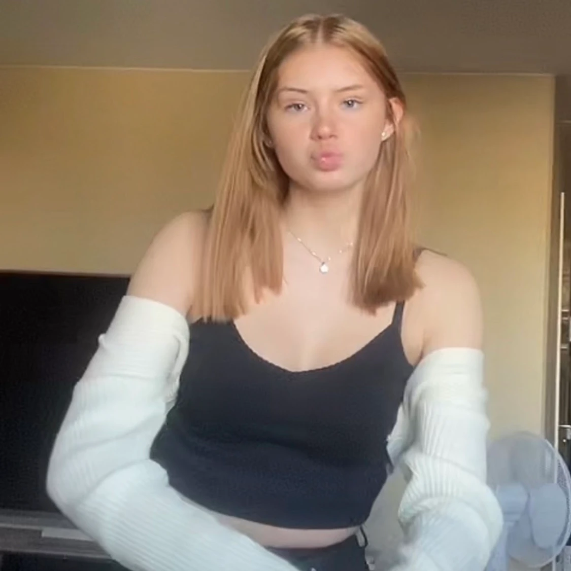 Kofta i storlek Xs-S, men väldigt strech