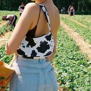 Väska  - Väska med mönster, perfekt touch till en färglös outfit 