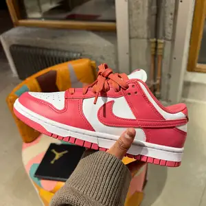 Nike dunk archeo pink i storlek 38. Nyskick. Kvitto medföljer. 