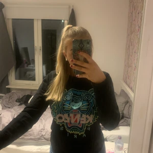 Kenzo tröja i storlek M men passar S med - Använt denna tröja bara några gånger, den är presis som ny och den är väldigt skön att ha nu under vintern 😌 