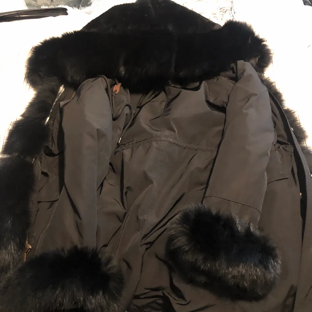 Denna parka jacka är varm och är köpt från borninstockholm.se. För cirka 1 år sedan. Använd 1 gång och är helt fläckfri utan några skador! Nyskick. Äkta päls. Jackan är i storlek - 36/S.. Jackor.