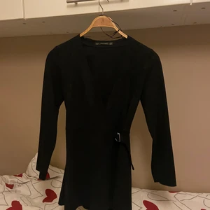 Playsuit/klänning i mocha från Zara✨ - Playsuit med silverdetalj på framsidan. Ser ut som klänning framifrån och playsuit bakifrån. Mocha material. Urringad fram.