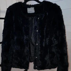 Jacka - Svart, fluffig jacka från veromoda. Använd väldigt få gånger, så är i nyskick. Priset kan diskuteras vid snabb affär, med rätt till att neka.