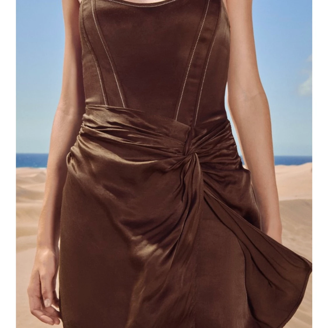 Draperad brun klänning