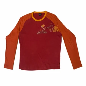 Vintage tröja - Superfin ”vintage” tröja från typ 90 talet som jag fick av pappa, använd sparsamt och den är i superbra skick förutom lilla fläcken där fram som syns på andra bilden, ingen aning men kan hända att den går bort i tvätten, annars syns den knappt ändå. Är i storlek S herr, så sitter lite som en större S eller M på mig som oftast har S/36. Älskar stilen men kommer tyvärr inte till lika mycket användning som jag hoppats. Har ingen bild med den på, men en söt bild på pappa som ung från tidigt 2000 tal