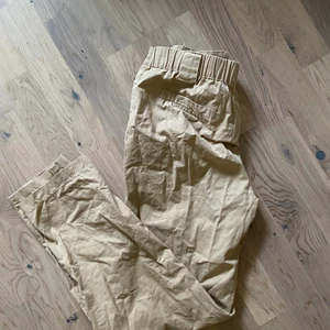 Cargo byxor  - Ursäkta för skrynkliga byxor, dom är köpta från MadLady. Knappt använda! Jätte fina men blivit lite för korta på mig som är 1.69. Sitter bra i midjan och rumpan, fått många komplimanger när jag har haft på mig dom 💫