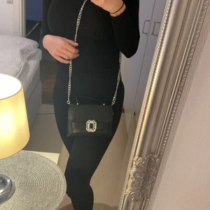 Axelremsväska från H&M - Axelremsväska från HM. Aldrig kommit till användning.