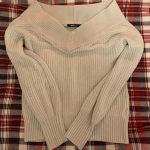 Tröja  - Fin off-shoulder tröja. Använd ett fåtal gånger. Köparen står för frakt 