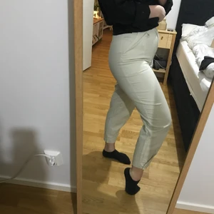 Beiga byxor - Beiga byxor från Gina Tricot i strl 36. Supersköna men lite för tighta på mig. 