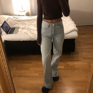 full length zara jeans - säljer mina högmidjade ljusblå full length zara jeans. är 177 cm 💕