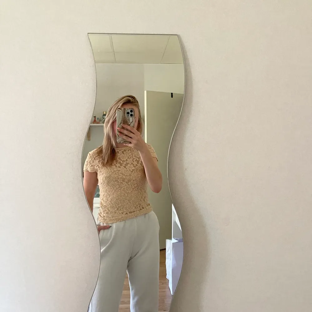 Säljer en fin topp från zara, perfekt till vardags eller finare tillfällen. Beige spets topp med insytt linne under. Säljs för 50kr+frakt🤍🤍 kan mötas i Norrköping. Toppar.