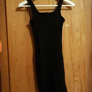 En svart figursydd klänning från Monki i str. Xs, sitter tajt men jättebekväm. Aldrig använd bara testad