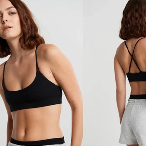 BH - Mjuk BH med korsade, justerbara axelband från ginatricot. BH:n är svart och ribbad. Den är gjord av bomull. Storlek M. Använd 1 gång. Priset kan diskuteras. Skulle säga att den passar storlek S också eftersom man kan justera banden