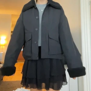 Vinterjacka  - Intressekoll på denna supermysiga och snygga vinterjackan ifrån Other stories. Den är supervarm med fluff inuti så den är perfekt till de kalla vädret nu. Nypris är 1450 och har använt den Max 5 gånger! Tar bud från 900kr! ❤️