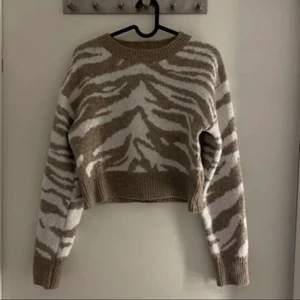 Stickat - Sjukt snygg och mjuk stickad tröja med zebra mönster. Beige och vit. Används inte längre.